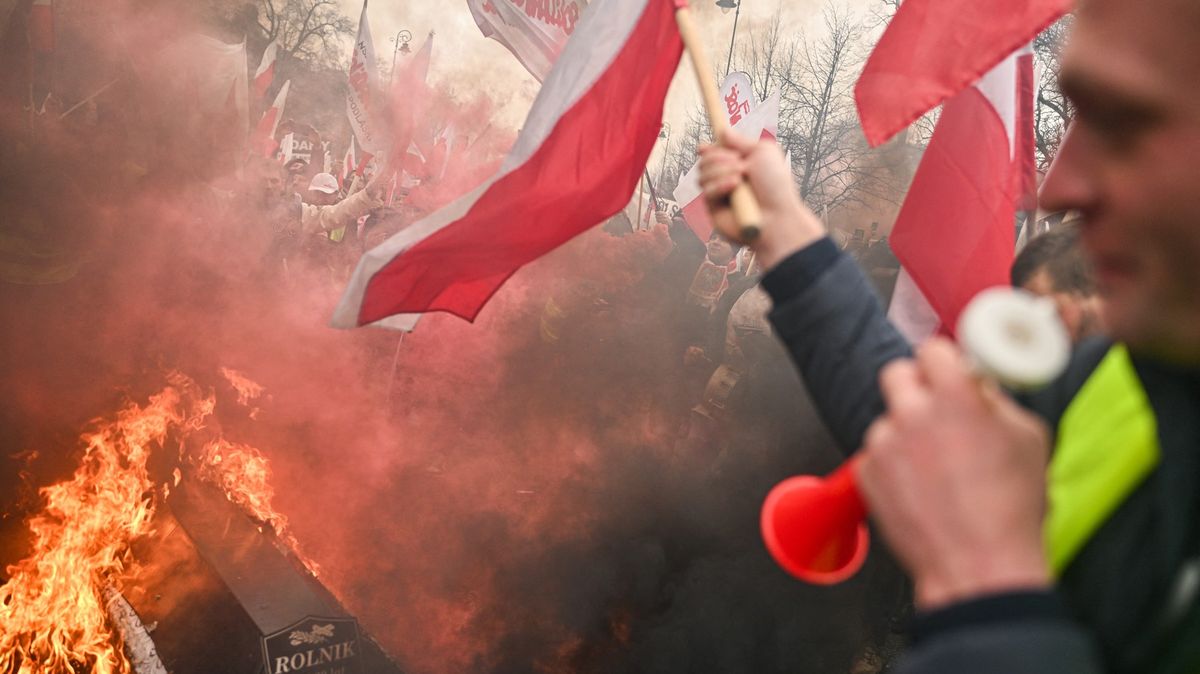 Video: Ve Varšavě opět demonstrují zemědělci. Vtrhli k parlamentu